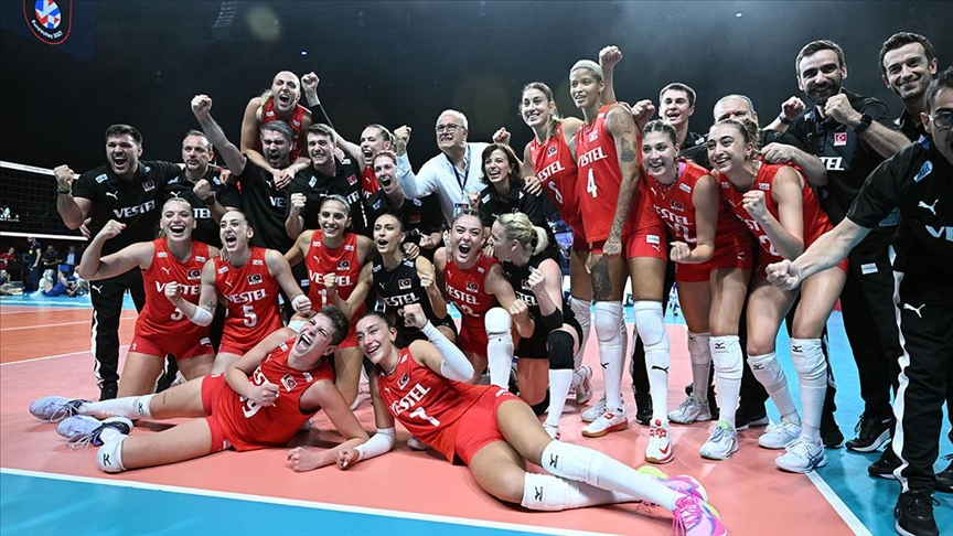 A Milli Kadın Voleybol Takımı, ABD'de düzenlenen FIVB Voleybol Milletler Ligi'nin 6'ncı maçında Giovanni Guidetti'nin yönettiği Sırbistan'ı 3-1'lik skorla mağlup etti. Türkiye saati ile 03:30'da başlayan mücadelede, ikinci set nefesleri kesti ve Filenin Sultanları Sırbistan'a sadece bir set verdi.